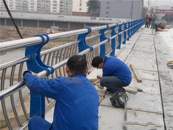 巴南不锈钢河道护栏的特性及其在城市景观中的应用