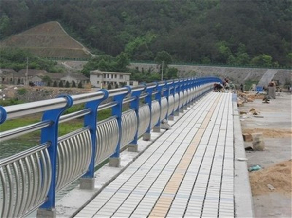 巴南不锈钢桥梁护栏的特性及其在现代建筑中的应用